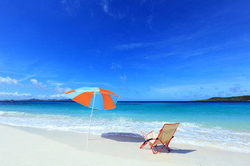 沖縄の美しい海とビーチパラソル