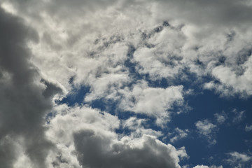Sorcière dans les nuages