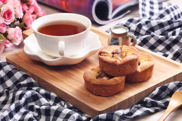 Obraz na płótnie Canvas Pomelo cake with tea on wooden tray 