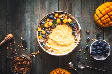 Smoothie Bol à la Mangue, Myrtille, Noix de Coco et Granola pour un Petit Déjeuner Sain