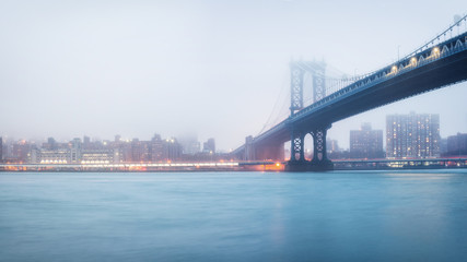 Naklejka premium Manhattan bridge and Manhattan at foggy evening, New York City
