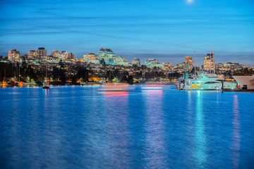 Obraz premium view of false creek at night