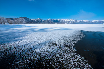 結氷した屈斜路湖とフロストフラワー