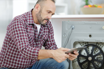 Obraz premium plumber repairing washing machine