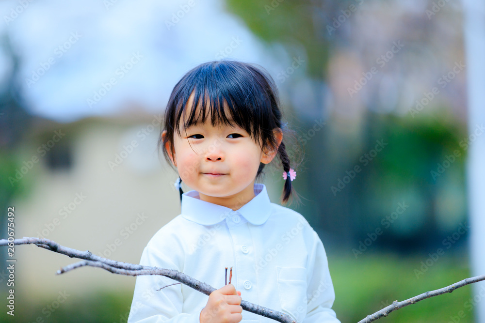 Wall mural 公園で遊ぶ女の子 ポートレート