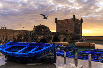 Essaouira , ville portuaire du maroc avec ses fameuses barques bleues 