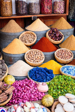 marché d'épice et de saveur dans le souk de marrakech au maroc