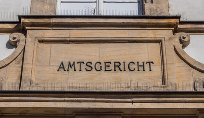 Amtsgericht Schrift auf dem Gebäude