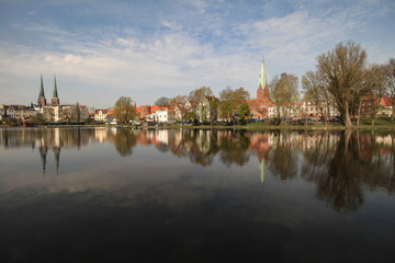 Fototapeta premium Romantisches Lübeck; Krähenteich mit Dom und St. Aegidienkirche