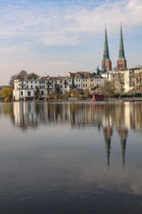 Fototapeta na wymiar Romantisches Lübeck; Domblick über den Krähenteich