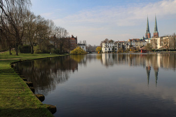 Fototapeta na wymiar Romantisches Lübeck; Krähenteich mit Dom