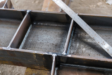 Welds of metal structures made by semi-automatic welding