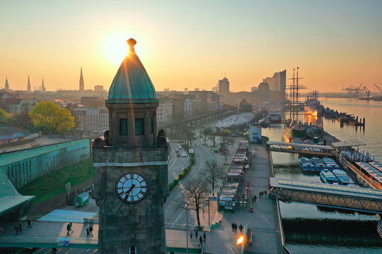 Hamburg Hafen, Sonnenaufgang über den Landungsbrücken. Luftaufnahme