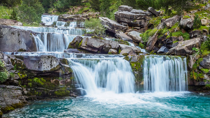 Obraz premium Wodospady obok szlaków trekkingowych w Parku Narodowym Ordesa y Monte Perdido