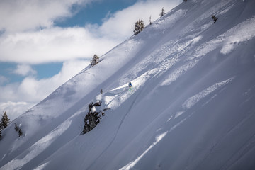Skifahrer springt über Fels im Winter