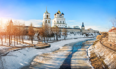 Fototapeta na wymiar Псковский Кремль на Пскове View of the Pskov Kremlin from the Pskova River