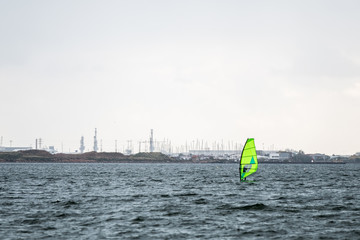 Planche &agrave; voile de couleur fluo