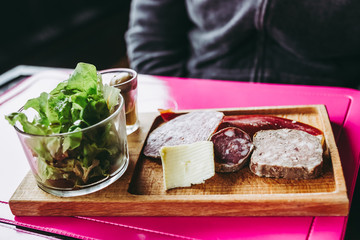 Planche de charcuterie et salade
