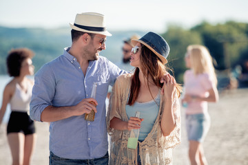 Naklejka premium Couple having fun on the beach