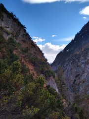 Atemberaubender Blick durch Bergtal