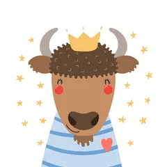 Fotobehang Hand getekend portret van een schattige bizon in shirt en kroon, met sterren. Vector illustratie. Geïsoleerde objecten op een witte achtergrond. Scandinavische stijl plat ontwerp. Concept voor kinderen afdrukken. © Maria Skrigan