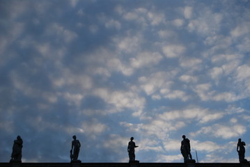 estatuas en cielo