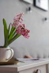 Naklejka na ściany i meble bouquet of tulips in vase on wooden table