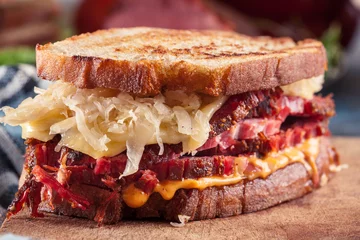 Afwasbaar Fotobehang Snackbar Reuben Sandwich met corned beef, kaas en zuurkool