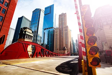 Papier Peint photo Chicago Big traffic light on bridge over river of Chicago