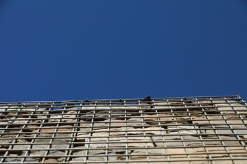 Zaun mit Gabionen und Steinen