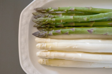 weißer und grüner Spargel