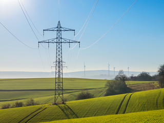 Stromtrasse und Windräder im ländlichen Raum