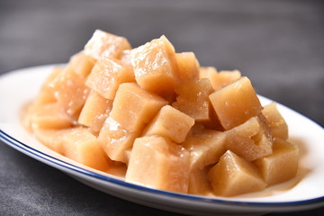 dried apricots in bowl