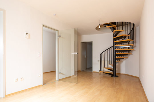 Schöne Maisonette Wohnung mit Holzboden und Wendeltreppe, copy space unten
