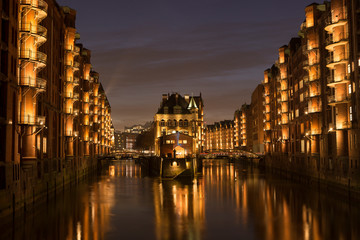 Obraz premium Speicherstadt of Hamburg, Germany at night