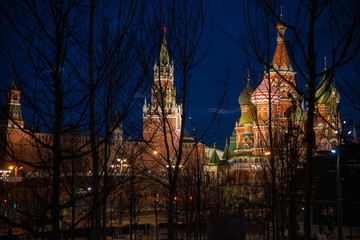 Obraz premium Evening walk on red square.Panorama through the trees.