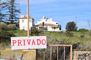 No entry - privado means private in portuguese