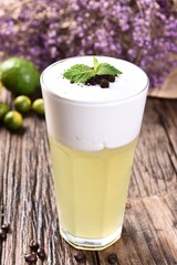 green smoothie with kiwi and mint