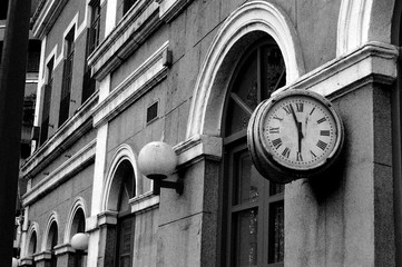 Fototapeta na wymiar clock on facade of old building