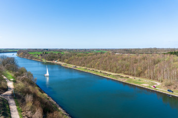 Blick von der Levensauer Hochbrücke über den Nord-Ostsee-Kanal. Eine Segelyacht passiert den Kanal in Richtung Holtenau.