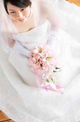 Naklejka premium ブーケを持ち微笑む花嫁