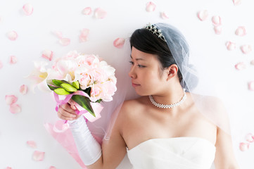Obraz premium ブーケを見つめる花嫁
