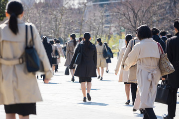 若い女性の通勤風景