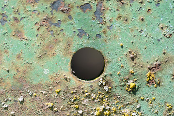 Agujero negro en fondo verde oxidado © EMILIA