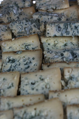 queso azul  partido en trozos.  Fotografía macro