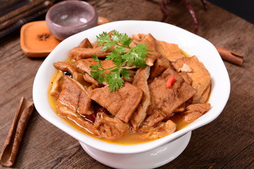 roast beef with vegetables and tomato sauce