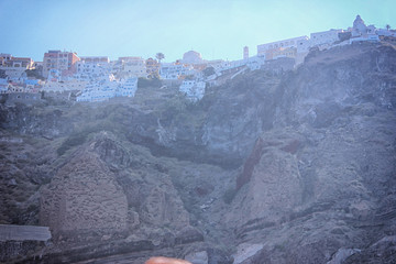 Vacanza al mare in yatch in Grecia presso la scogliera di Santorini 