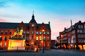 Obraz premium Market Square at night in Dusseldorf, Germany with illuminated Jan Wellem Statue