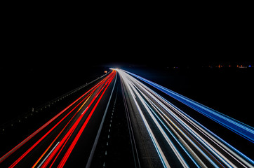 Fototapeta na wymiar Autobahn bei Nacht mit Lichtstreifen