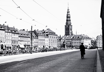 uomo in bicicletta in citt&agrave; vintage